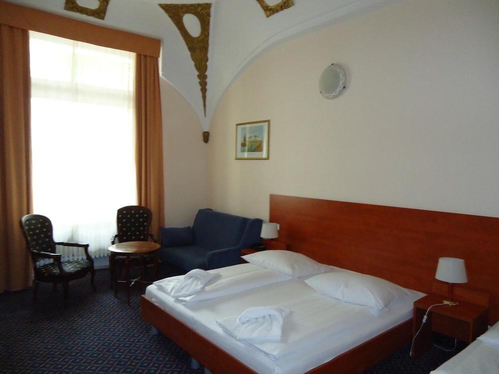 Am Kurfuerstendamm 3* Berlijn